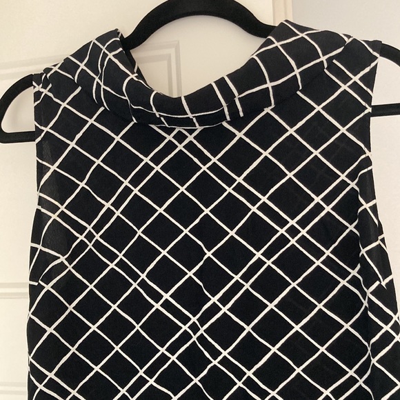 Banana Republic sleeveless window-pane black and white top - Picture 3 of 12
